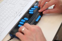 Eine Tastatur für Braillezeile für mit Menschen mit Sehbehinderung.