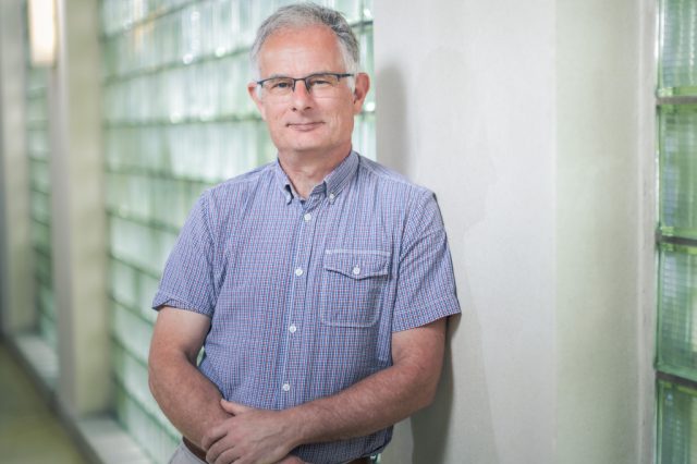 Portrait von AK-Chefökonom Markus Marterbauer im Interview über den Wirtschaftsstandort Österreich.