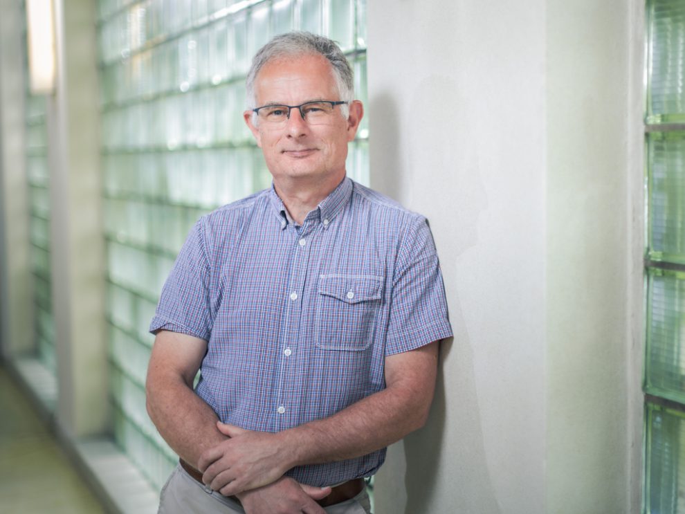 Portrait von AK-Chefökonom Markus Marterbauer im Interview über den Wirtschaftsstandort Österreich.