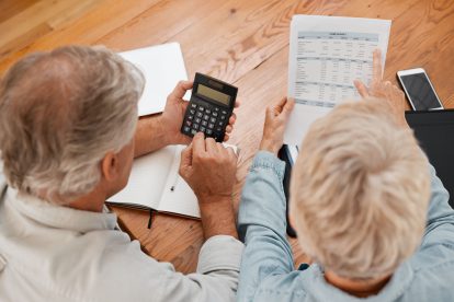 Ein Ehepaar rechnet sich Kalkulationen zu Ihrer Pension durch.