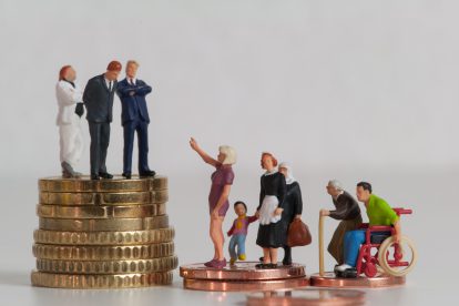 reiche Personen stehen auf einem hohen Stapel Münzen, reiche auf einem niedrigen. Die Vermögensungleichheit in Österreich nimmt zu,