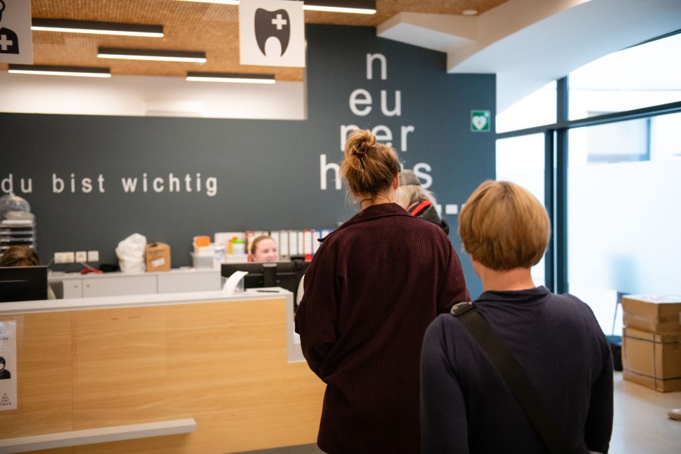 Eine Menschenschlange vor dem Empfang im neunerhaus.