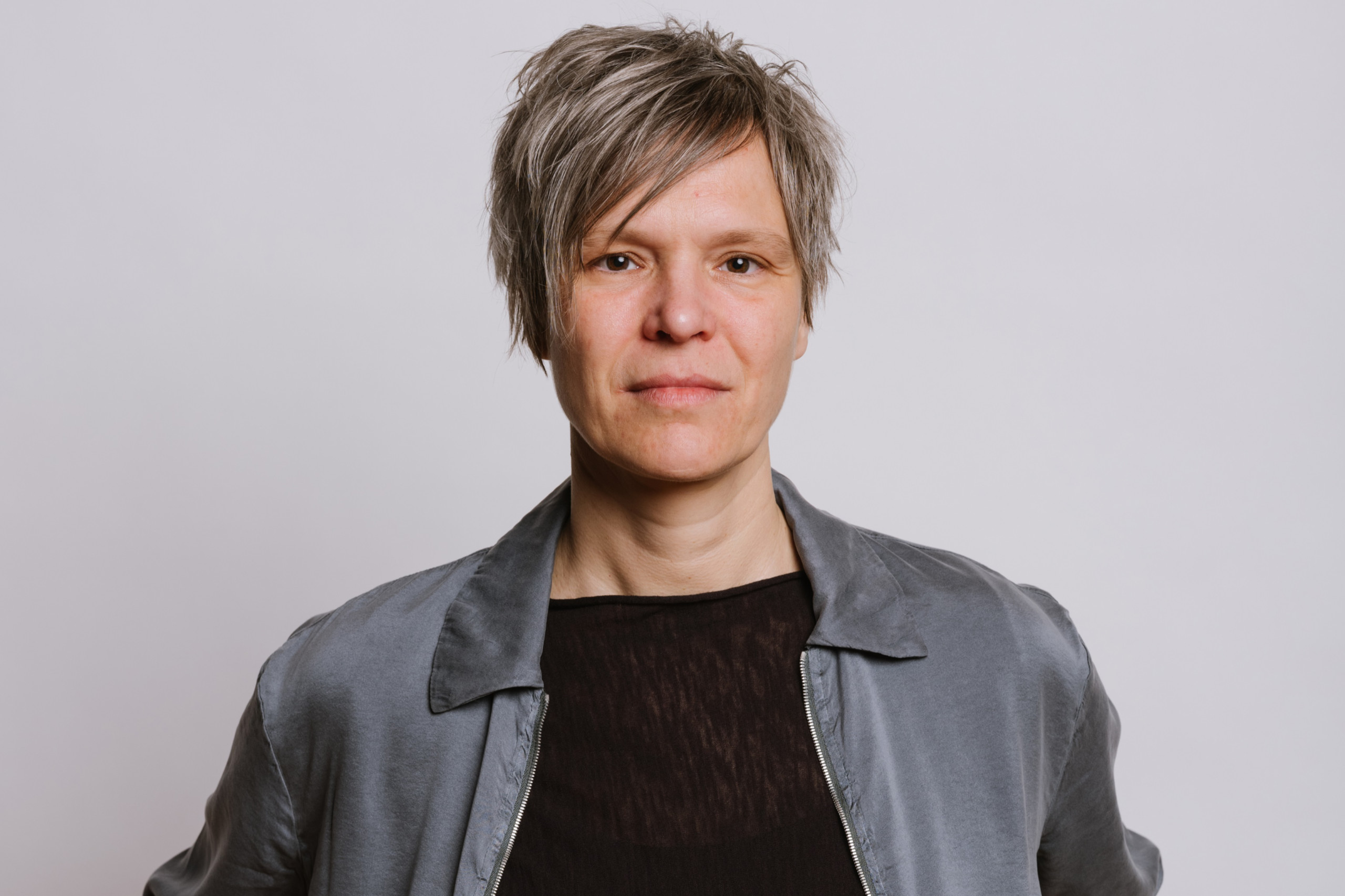 Portrait von Elisabeth Hammer, Geschäftsführerin vom neunerhaus, beim Interview über die Jahresbilanz 2023.
