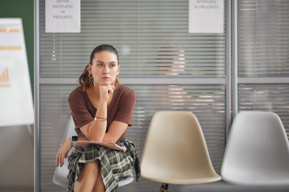 Eine Frau wartet auf ein Bewerbungsgespräch.