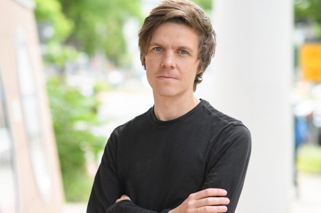 Portrait Tommy Krieger vom ZEW im Interview zum Thema Rechtsruck schadet Wirtschaft,