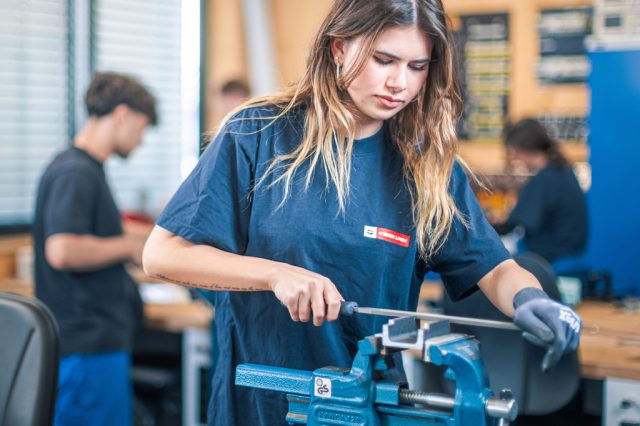 Eine Auszubildende feilt ein Stück Metall am Lehrcampus der Wiener Linien.