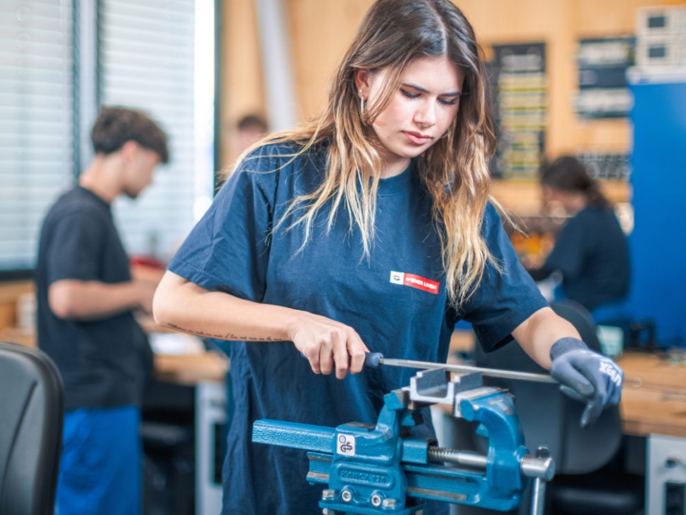 Eine Auszubildende feilt ein Stück Metall am Lehrcampus der Wiener Linien.