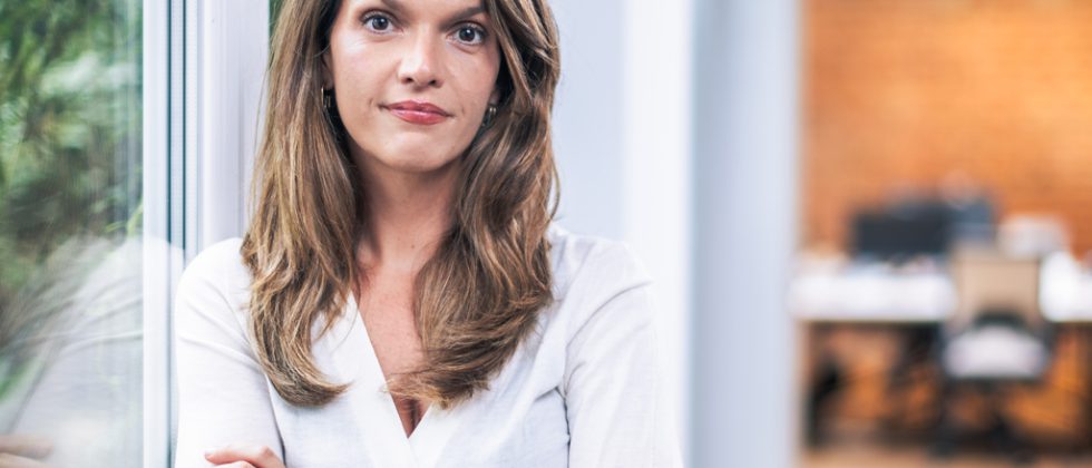 Portrait von Barbara Blaha vom Momentum Institut beim Interview.