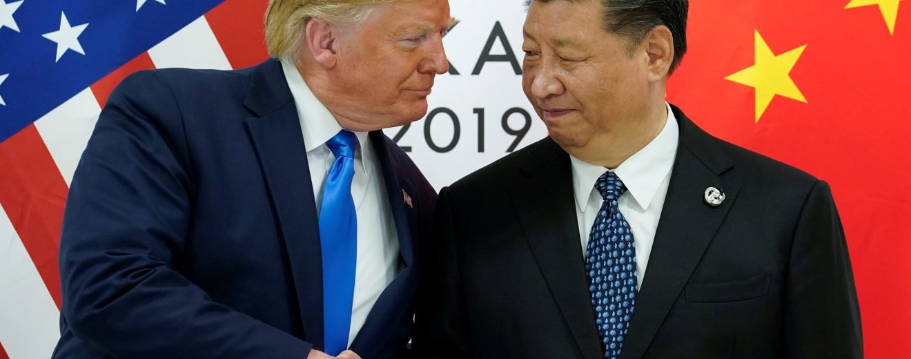 Donald Trump und Xi Ping schütteln sich beim G20 Gipfel in Osaka (Japan) die Hand. Symbolbild für die Zölle, die Trump gegen China verhängen will.