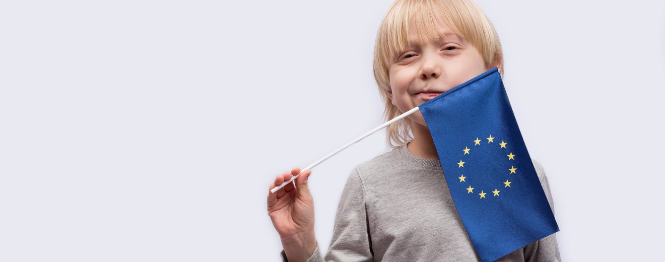 Ein Kind spielt mit einer EU-Flagge. Symbolbild für die Zukunft der EU