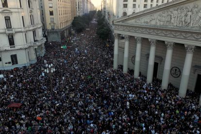 Menschen demonstrierten gegen die Sparpolitik Argentiniens.