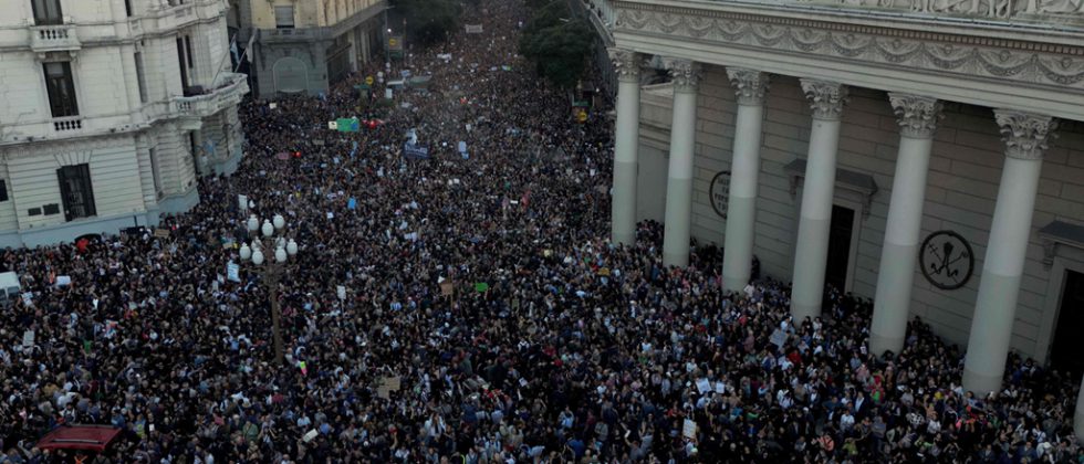 Menschen demonstrierten gegen die Sparpolitik Argentiniens.