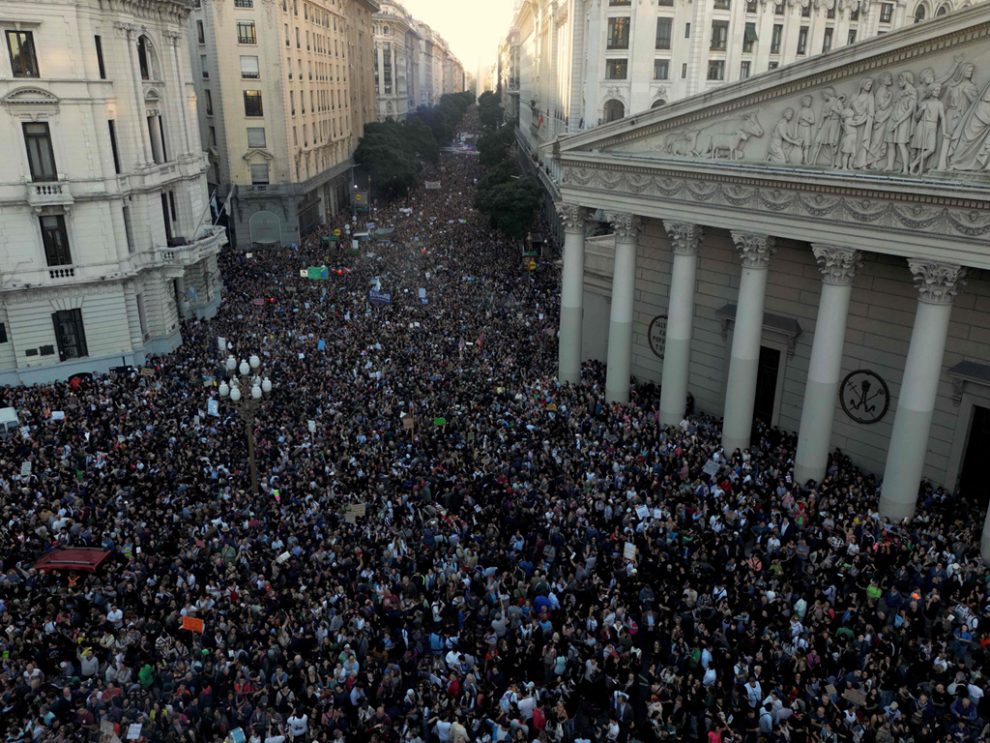 Menschen demonstrierten gegen die Sparpolitik Argentiniens.
