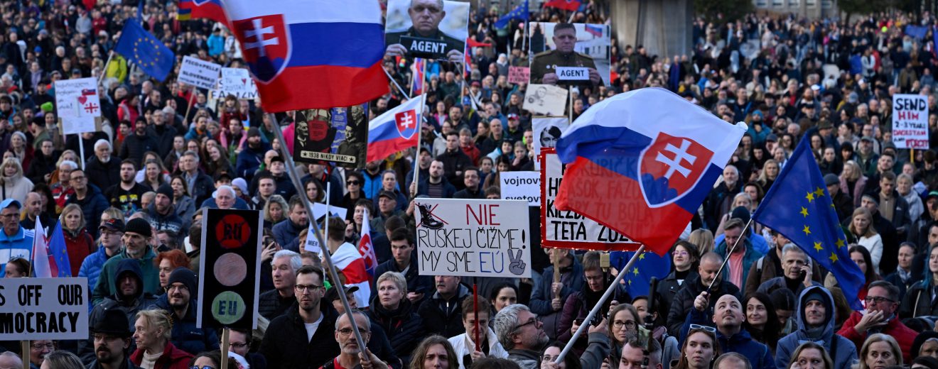 Menschen protestieren in der slowakischen Hauptstadt Bratislava. Symbolbild für die Slowakei und die Proteste dort.