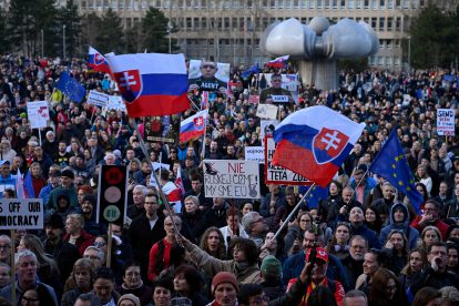 Menschen protestieren in der slowakischen Hauptstadt Bratislava. Symbolbild für die Slowakei und die Proteste dort.