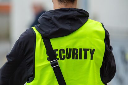 Ein Arbeitnehmer der Sicherheitsbranche (Security)