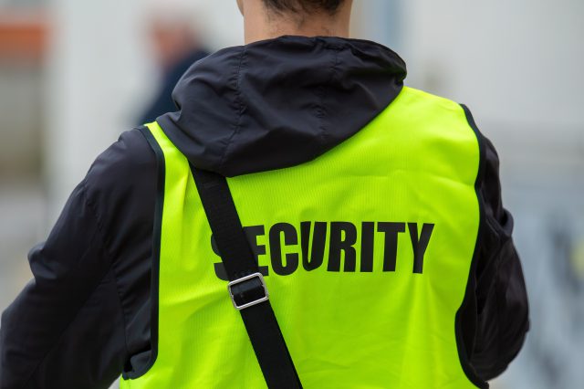 Ein Arbeitnehmer der Sicherheitsbranche (Security)