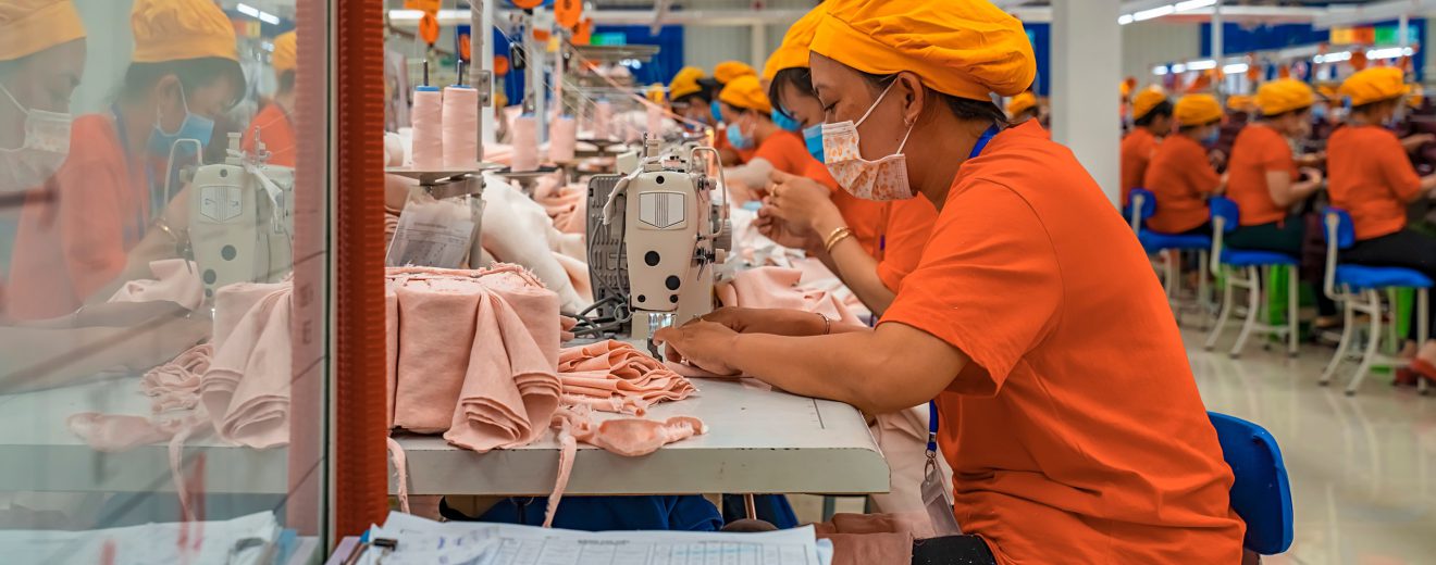 Frauen nähen einer Fabrik in Vietnam. Symbolbild für die Abschwächung des Lieferkettengesetz 2025.