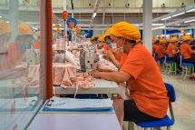Frauen nähen einer Fabrik in Vietnam. Symbolbild für die Abschwächung des Lieferkettengesetz 2025.