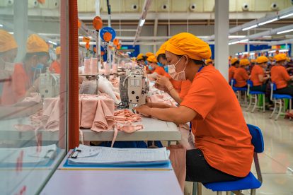 Frauen nähen einer Fabrik in Vietnam. Symbolbild für die Abschwächung des Lieferkettengesetz 2025.
