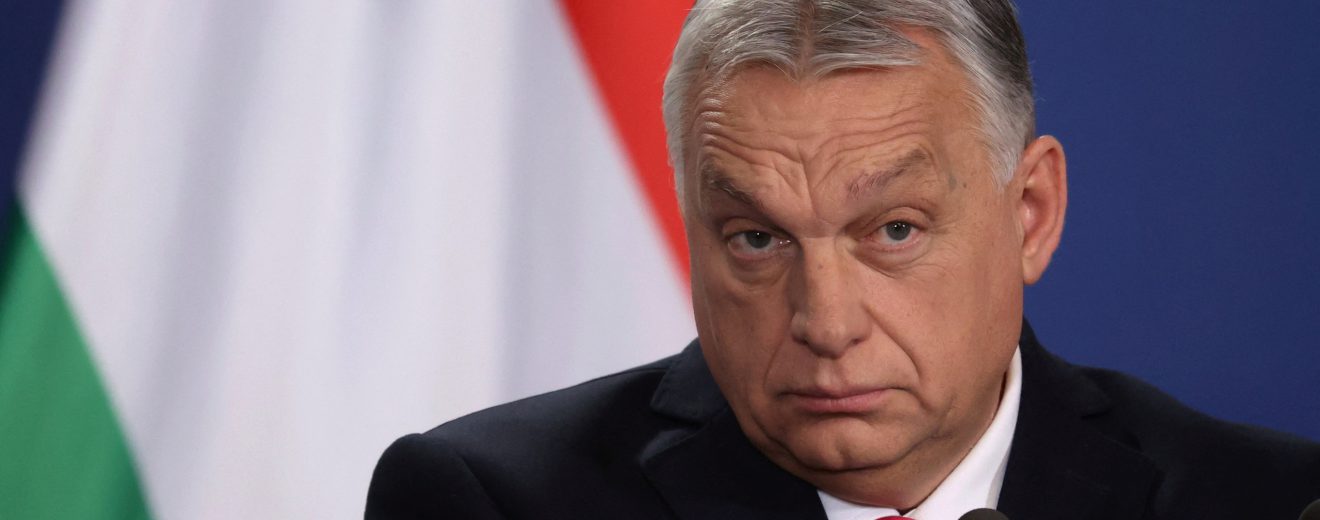Ein Porträt von Viktor Orbán vor eine ungarischen Flagge. Symbolbild für Orbáns Umgang mit Gewerkschaften