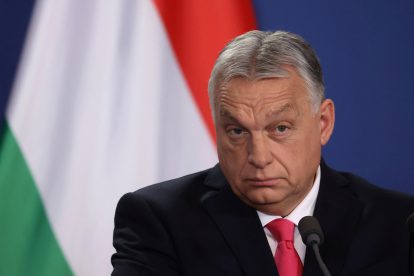 Ein Porträt von Viktor Orbán vor eine ungarischen Flagge. Symbolbild für Orbáns Umgang mit Gewerkschaften