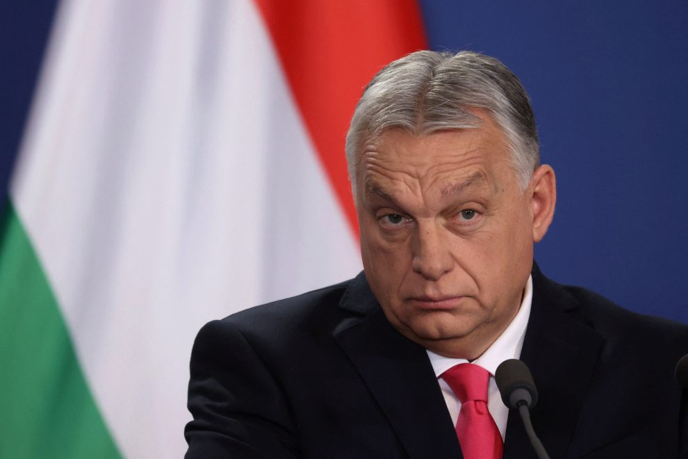 Ein Porträt von Viktor Orbán vor eine ungarischen Flagge. Symbolbild für Orbáns Umgang mit Gewerkschaften
