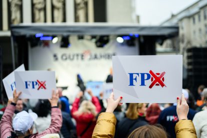 Bei einer Wahlkampfveranstaltung halten Menschen FPÖ-Plakate in die Luft. Symbolbild für die FPÖ bei der Wien-Wahl.