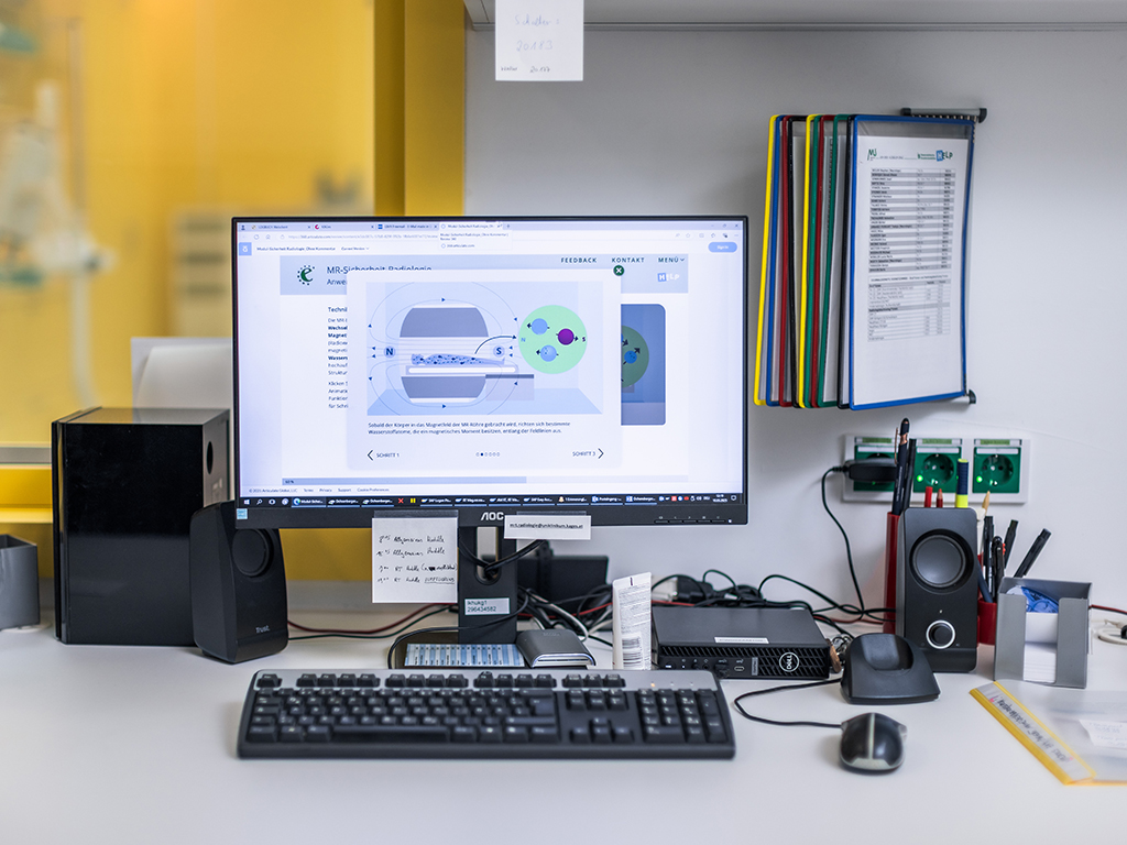 Ein PC mit dem Onlineschulungstool steht auf einem Schreibtisch. Symbolbild für Arbeitssicherheit und Digitalisierung.
