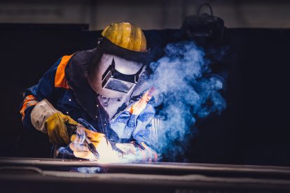 Ein Arbeiter schweist in einer Werkstatt. Symbolbild für die Konjunktur.