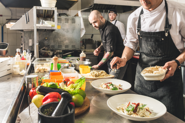 Mobbing und unsichere Arbeitsverhältnisse in der Gastro sind keine Seltenheit. | © Adobe Stock/xartproduction