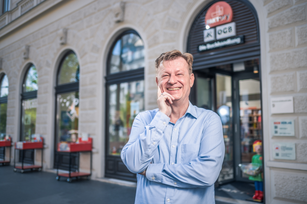 Buchhändler Manfred Arthaber von der FAKTory erzählt, wie sich Buchhandlungen immer neu erfinden müssen. | © Markus Zahradnik