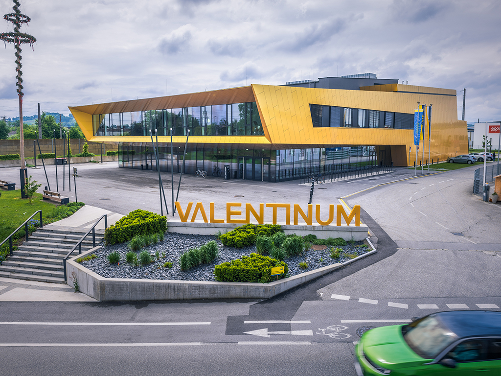 Das Gemeindezentrum Valentinum in St. Valentin. Ein Auto fährt daran vorbei. Symbolbild für die Miese in den Gemeindefinanzen.