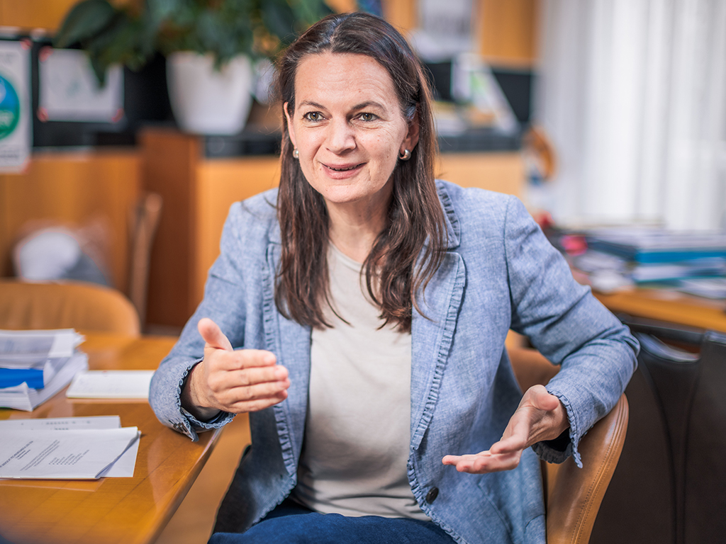Bürgermeisterin Kerstin Suchan-Mayr spricht über die Gemeindefinanzen und gestikuliert mit den Händen.