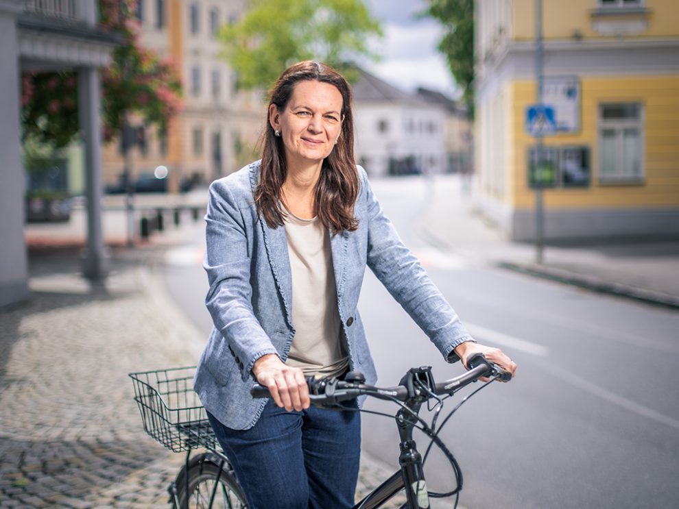 Porträt Kerstin Suchan-Mayr. Sie steht neben ihrem Fahrrad.