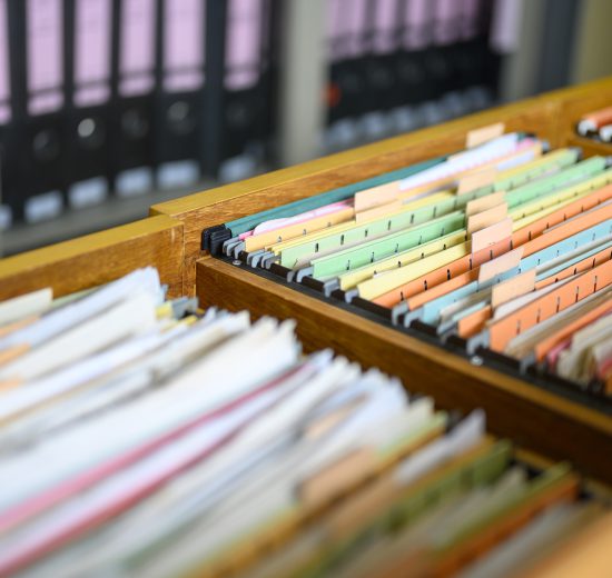 Ordner in einem Büro. Symbolbild für Bürokraite und öffentliche Verwaltung.