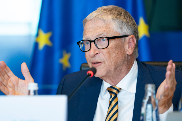 Bill Gates spricht im EU-Parlament vor dem Entwicklungsausschuss und warnt davor, dass Millionen Menschen sterben könnten. | © European Union 2025 - Source : EP / Philippe BUISSIN