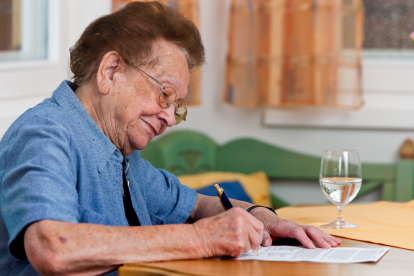 Im Vergleich bekommen Frauen 40,9 Prozent. Der Equal Pension Day ist im August. | © Adobe Stock/Gina Sanders
