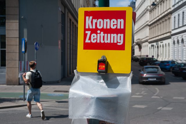 Verkaufsautomat der Kronenzeitung auf einer Straße in Wien