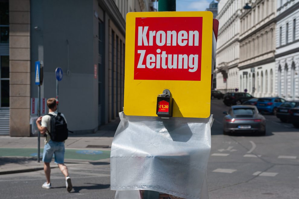 Verkaufsautomat der Kronenzeitung auf einer Straße in Wien