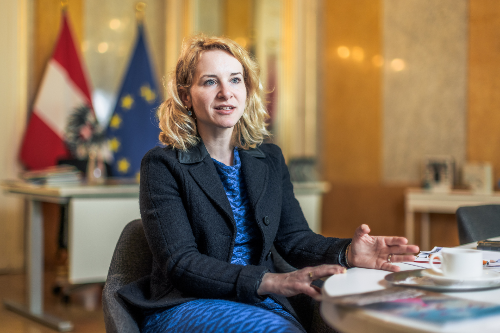 Frauenministerin Holzleitner sitzt in einem Regierungsraum. Symbolbild für die Frauenministerin und ihre Ziele. Wissenschaftsministerin gilt als zielstrebig und konstruktiv. | © Markus Zahradnik
