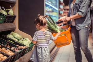 Ein Kind ist mit seiner Mutter im Supermarkt. Symbolbild für die steigende Preise für Lebensmittel. | © Adobe Stock/puhimec