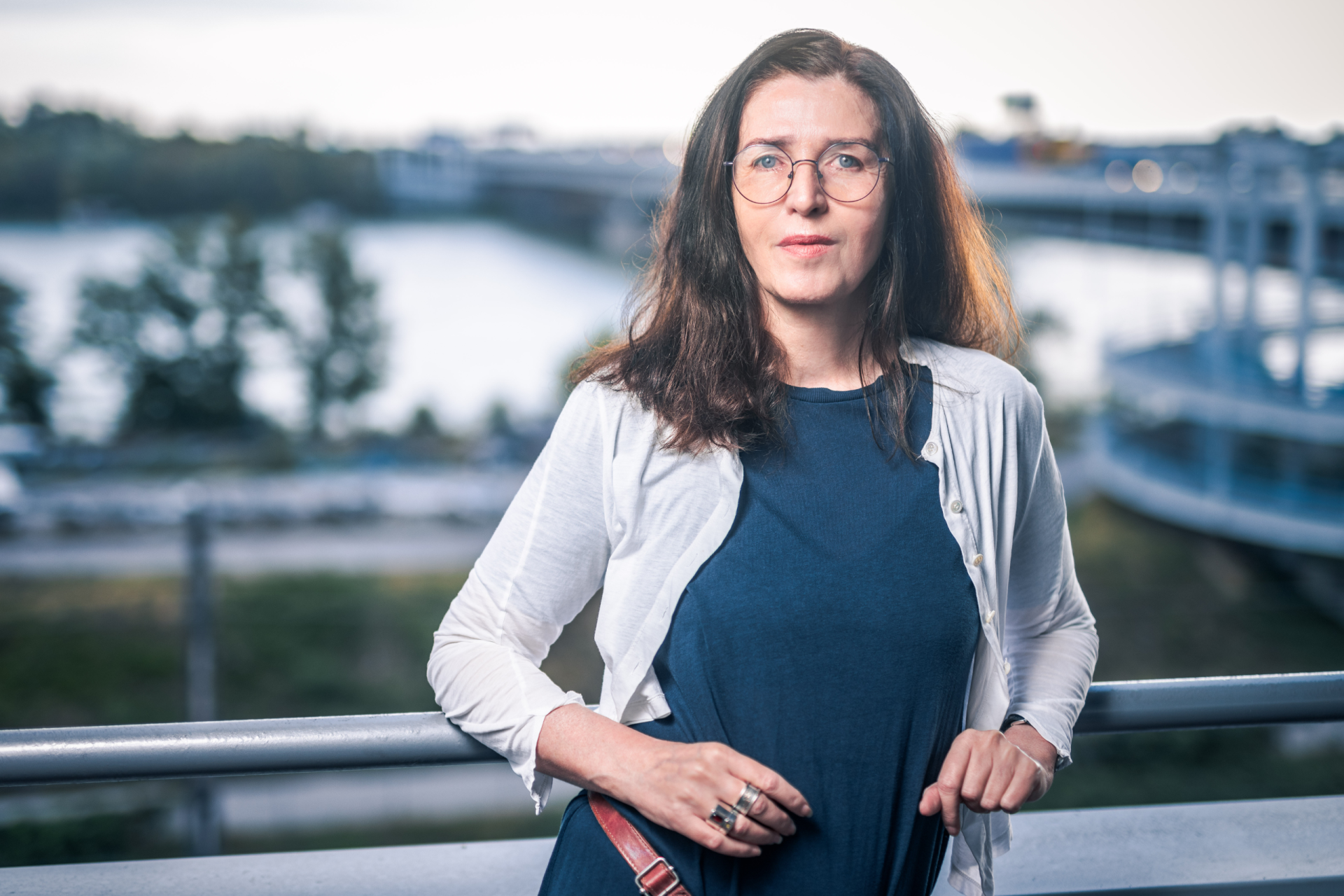 Helene Schuberth steht auf einem Balkon, hinter ihr ein Fluss. Sie ist überzeugt, dass Reichtum auch mit Verpflichtungen eingeht. | © Markus Zahradnik