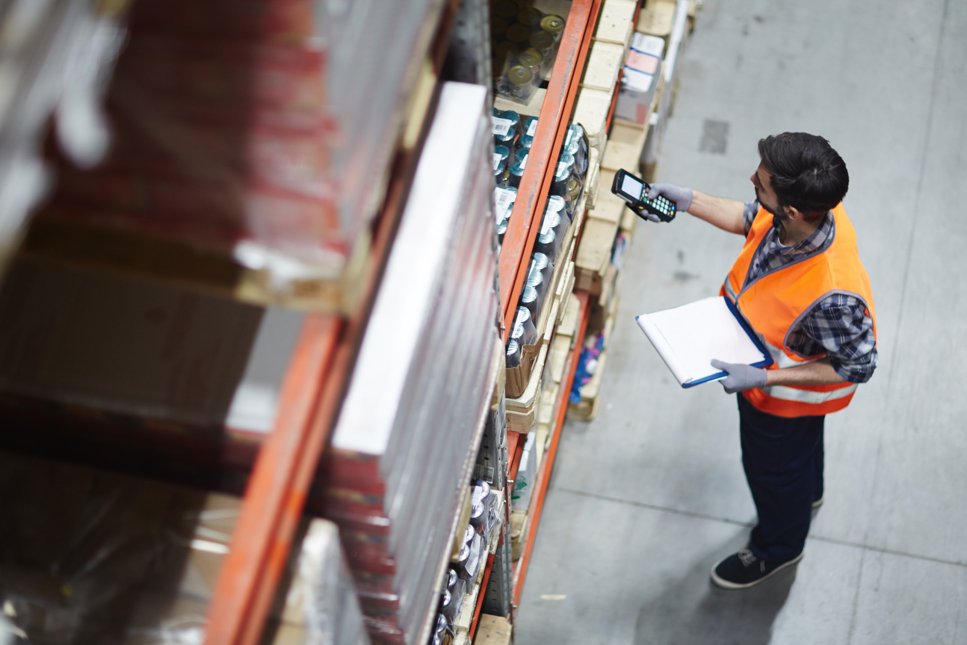 Ein Lagermitarbeiter überprüft den Lagerbestand. Symbolbild für die Verhandlungen der Handelsarbeiter:innen.