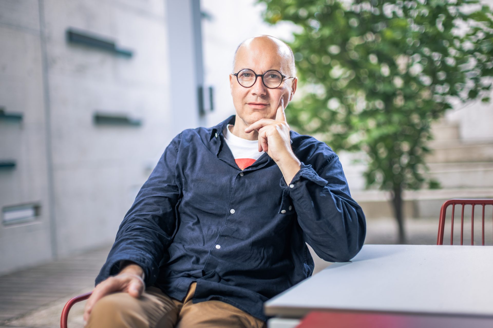 Valentin Wedl sitzt in Wien vor einem Baum. er ist der Leiter der Abteilung EU und Internationales und äußert sich zum Lieferkettengesetz. | © Markus Zahradnik