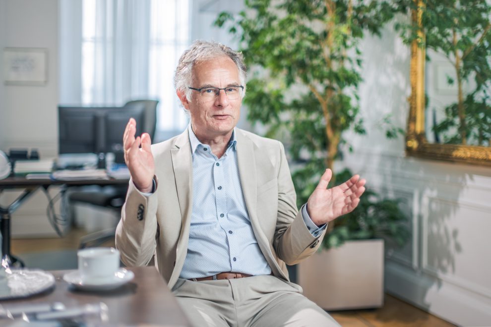 Finanzminister Marterbauer sitzt in seinem Büro fürs Interview. | © Markus Zahradnik