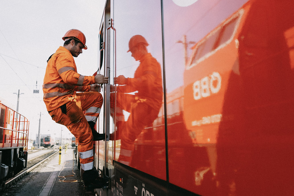 Ein Mitarbeiter von der ÖBB steigt in einen Zug.
