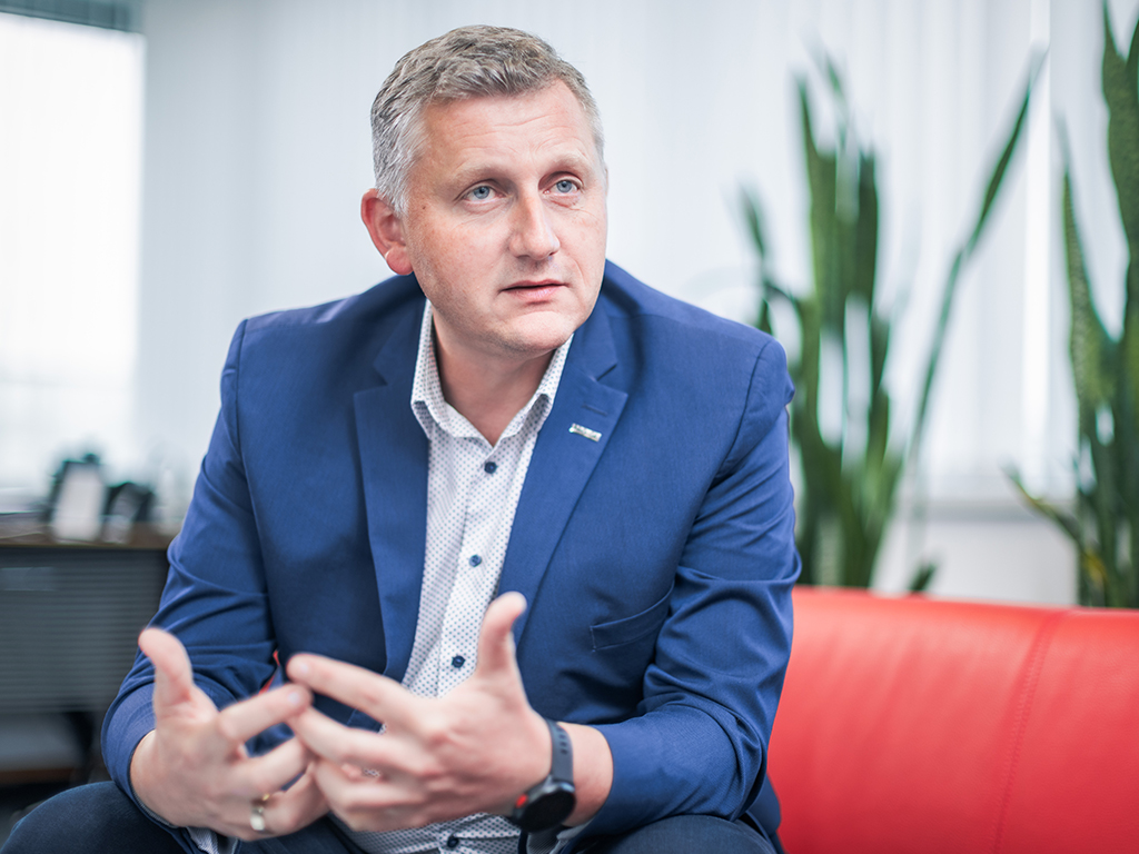Vorsitzenderder Produktionsgewerkschaft, Reinhold Binder sitzt auf einer Couch und spricht über die Herbstlohnrunden. | © Markus Zahradnik