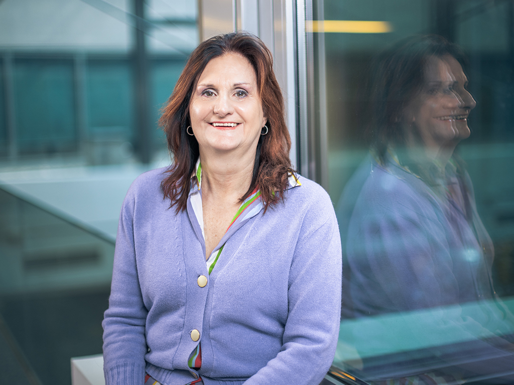 Martina Schneller, Leiterin der Internationalen Abteilung der PRO-GE in einem lavendelfarbenen Shirt. Die Gewerkschaften setzen sich für Frieden ein.