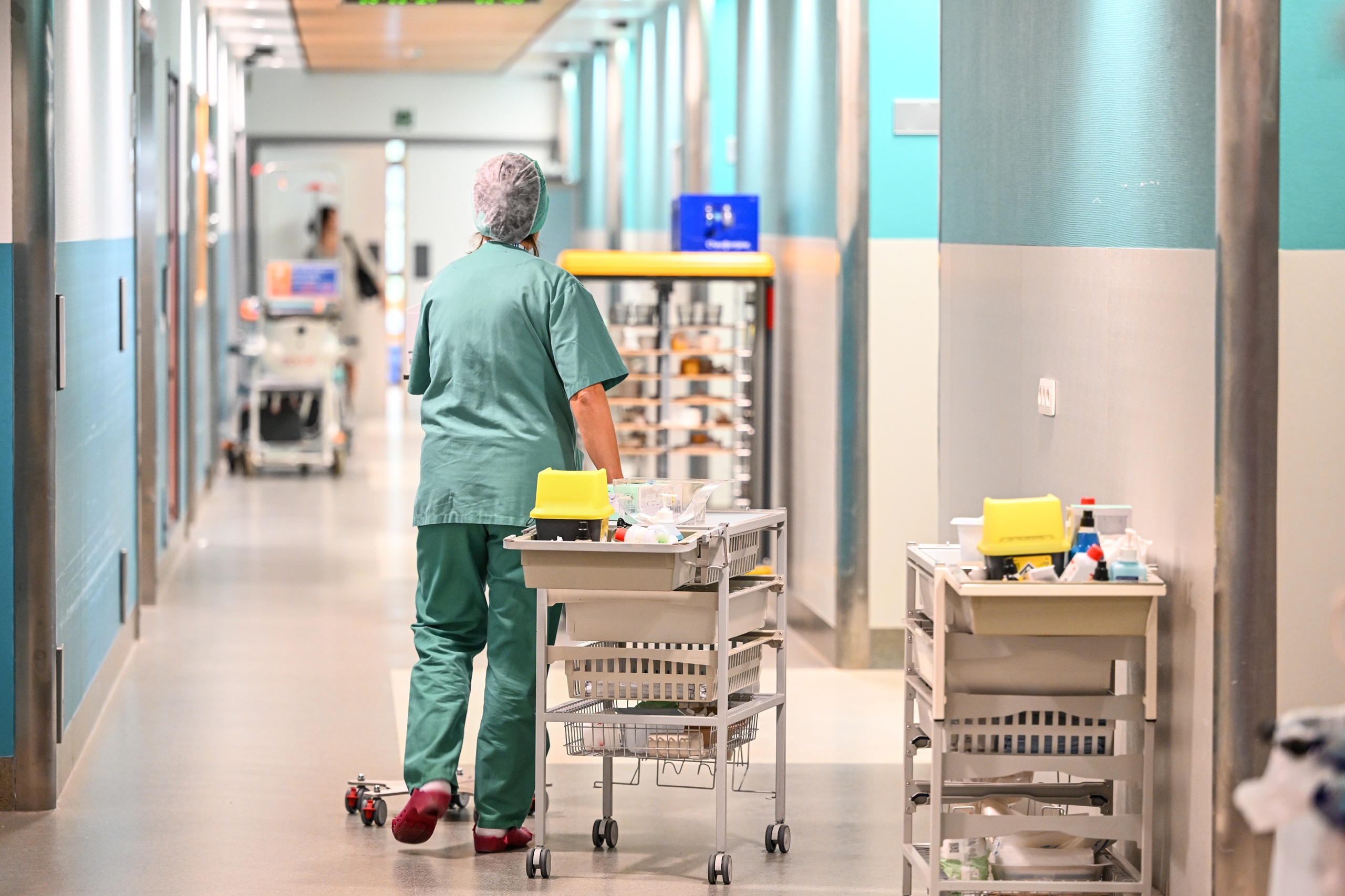 Eine Pflegerin arbeitet in einem Krankenhaus.